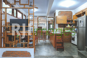 Area dapur & ruang makan dengan furnitur kayu bernuansa klasik