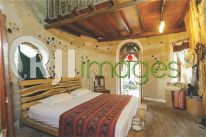 Kamar tidur utama dengan furnitur kayubergaya natural