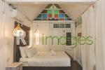 Dekorasi kamar tidur Villa Urvi yang kental sentuhan vintage