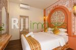 Master bedroom dengan aksen dekorasi bernuansa India